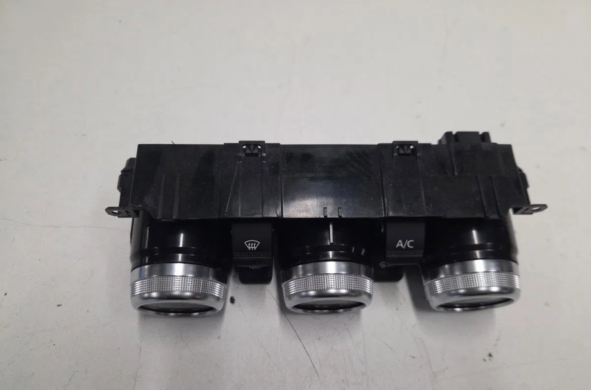 Commande de chauffage DACIA DUSTER 2 PHASE 1 occasion — photo 2