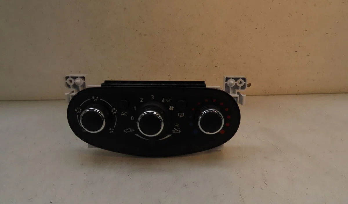 Commande de chauffage DACIA DUSTER 2015 occasion — photo 2