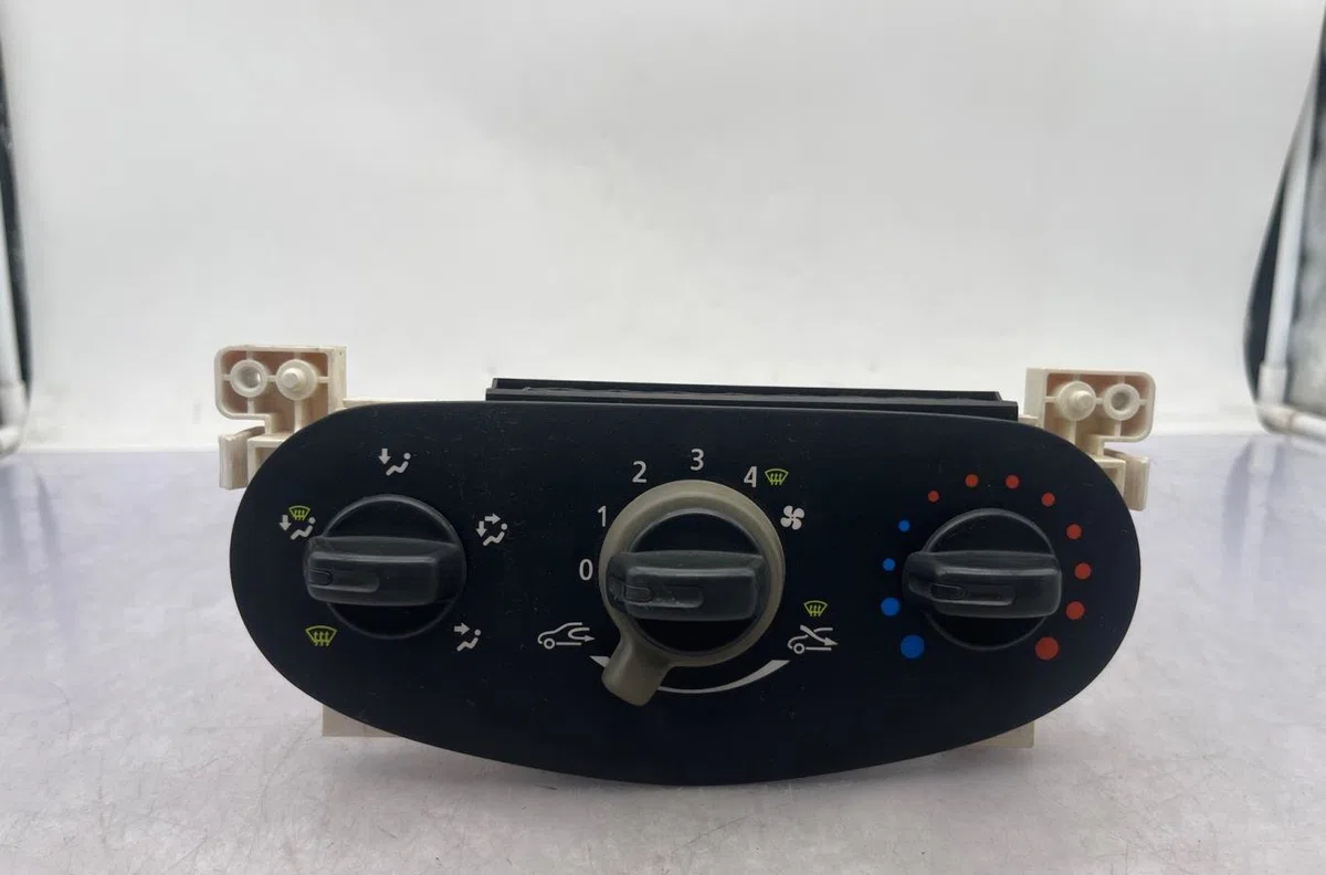 Commande de chauffage DACIA SANDERO 1 occasion — photo 3