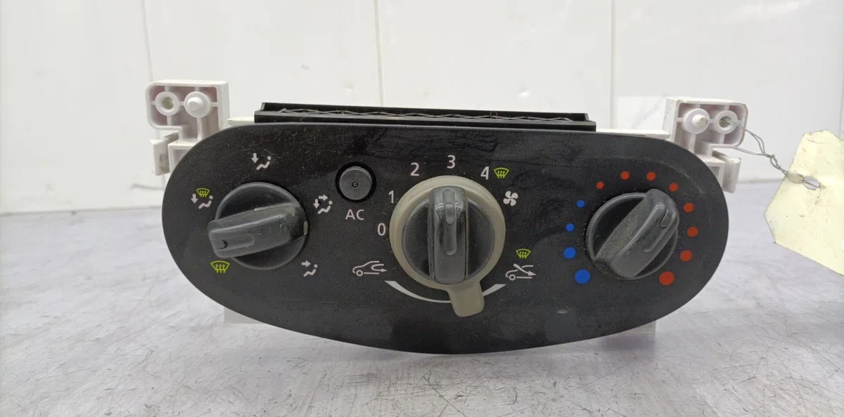 Commande de chauffage DACIA SANDERO 1 occasion — photo 2