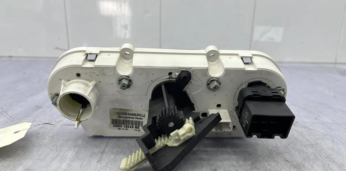 Commande de chauffage FORD FIESTA 5 PHASE 1 occasion — photo 2