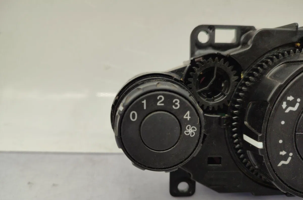 Commande de chauffage FORD FIESTA 6 PHASE 1 occasion — photo 2