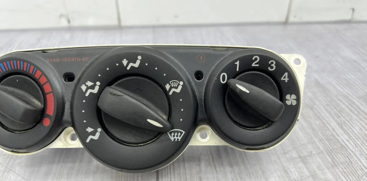 Commande de chauffage FORD FOCUS 1 BREAK occasion — photo 2