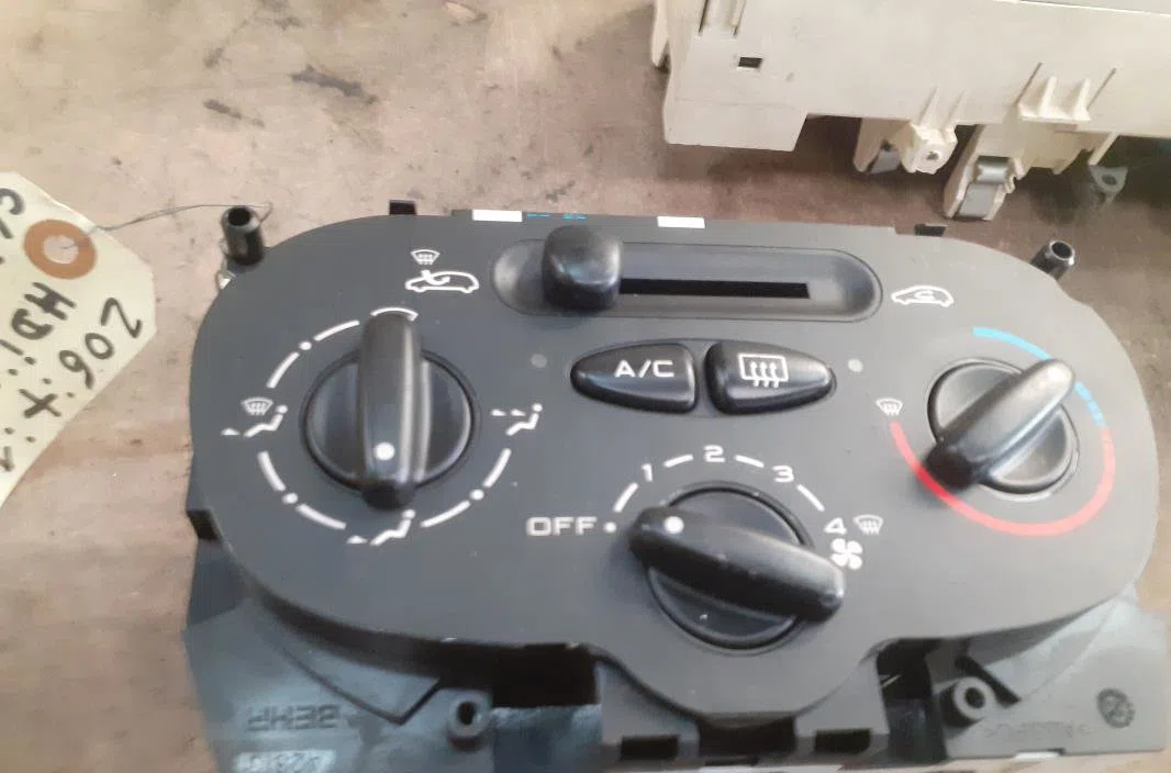 Commande de chauffage Peugeot 206 (2L_, 2M_) 1.4 hdi eco 70 (2009-2013) 5 portes occasion