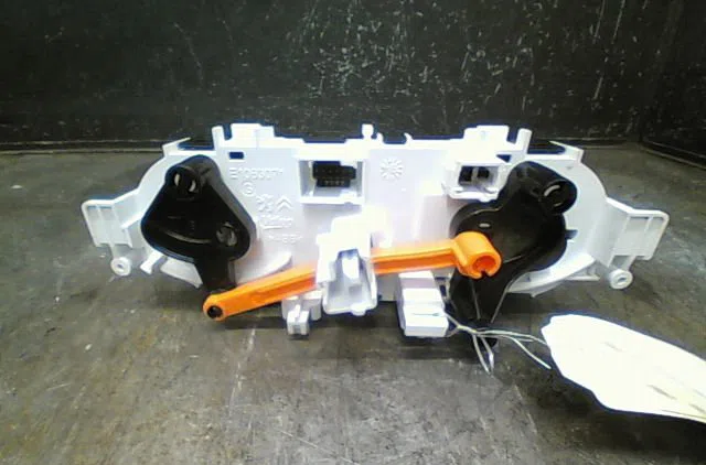 Commande de chauffage Peugeot 208 I (CA_, CC_) 1.0 (2012) occasion — photo 2