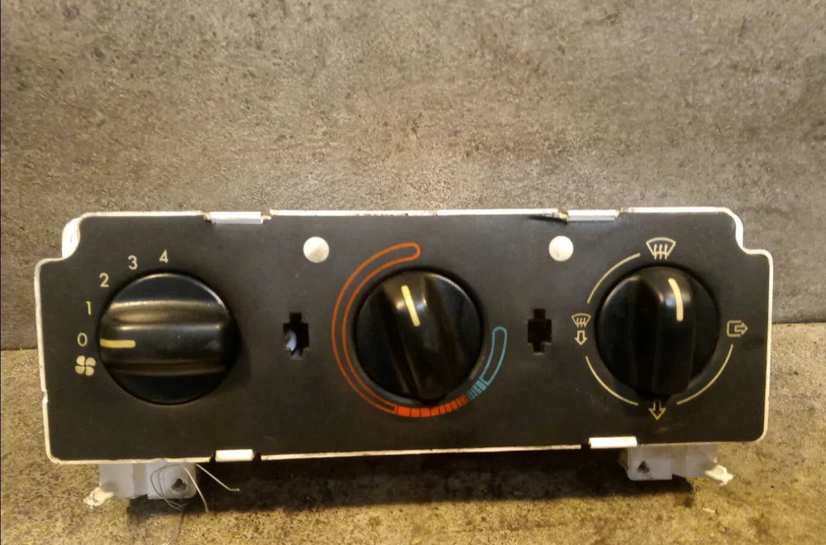 Commande de chauffage Peugeot 306 3-5 portes (7A, 7C, N3, N5) 1.4 (1993-2001) 5 portes occasion — photo 4