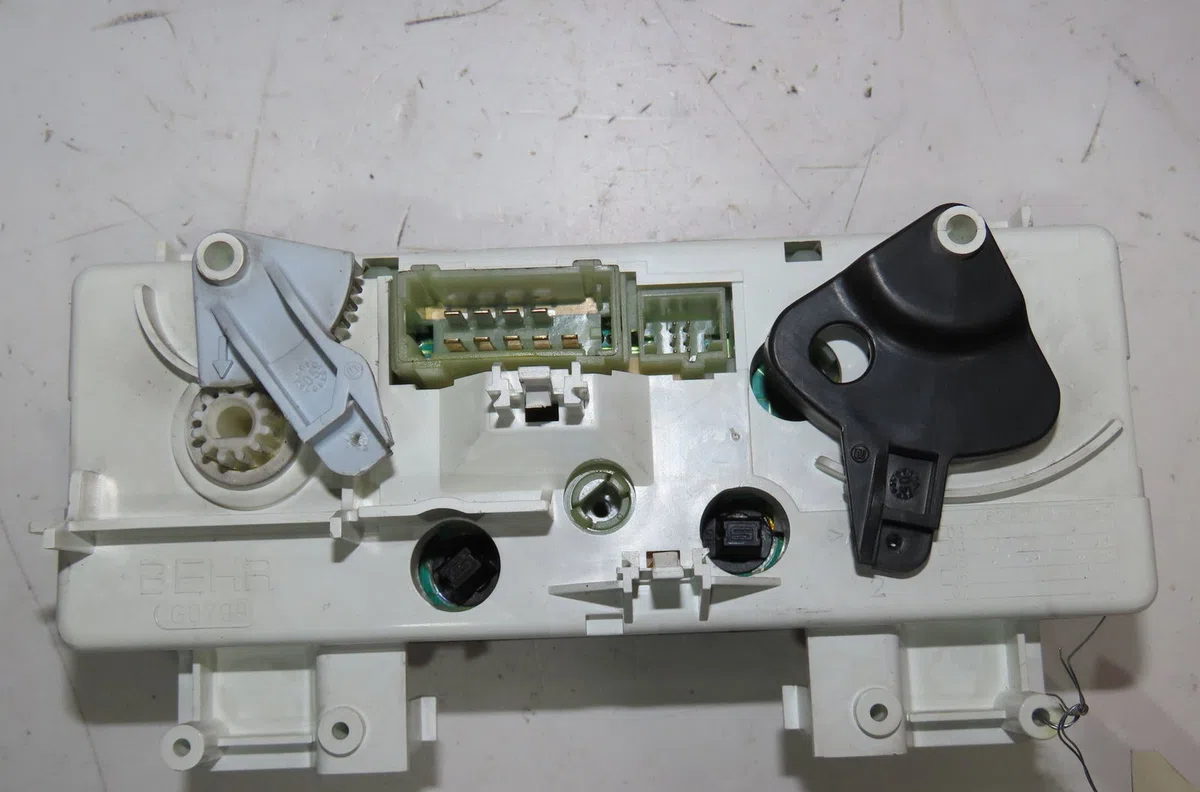 Commande de chauffage Peugeot 307 Break (3E) 1.6 hdi 110 (2004-2008) 5 portes occasion — photo 4
