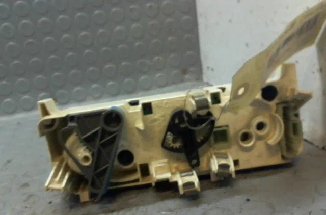 Commande de chauffage Peugeot PARTNER Monospace (5_, G_) 2.0 hdi (2000-2008) 3 portes occasion — photo 2