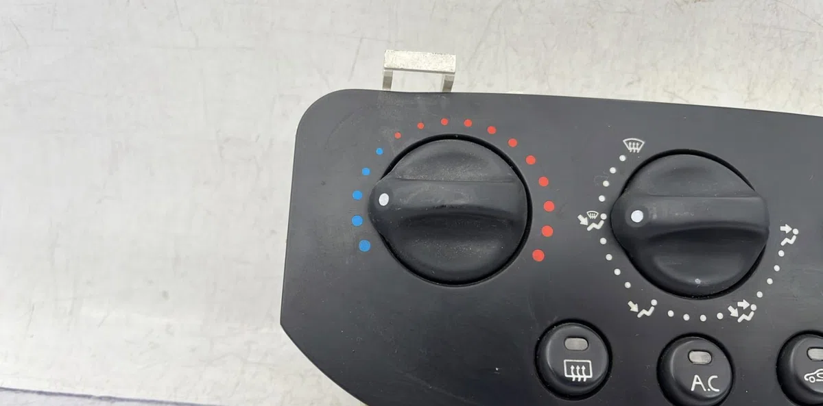 Commande de chauffage RENAULT CLIO 2 PHASE 1 occasion — photo 2