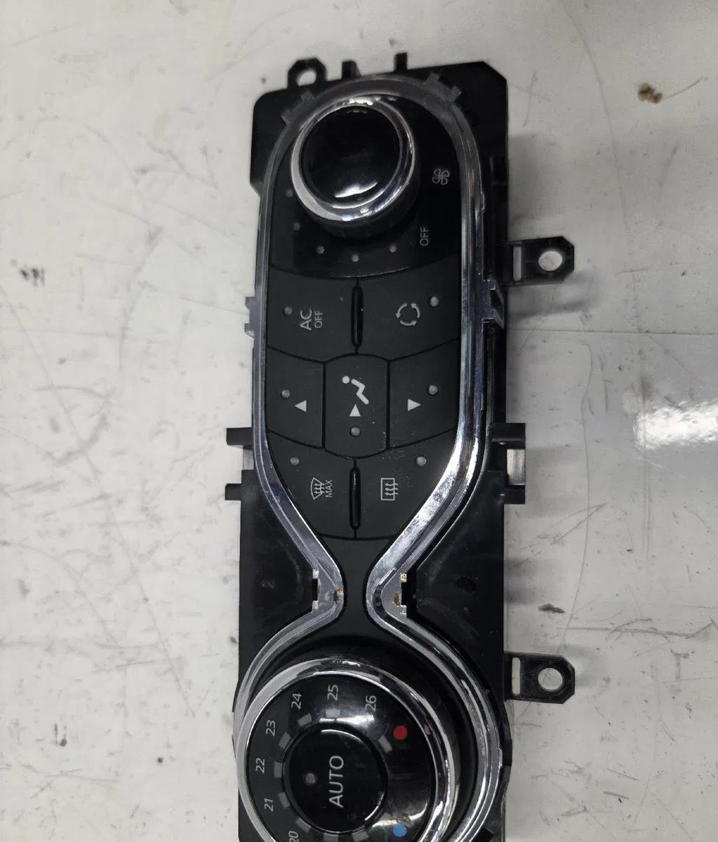 Commande de chauffage RENAULT CLIO 4 PHASE 1 BREAK occasion — photo 4