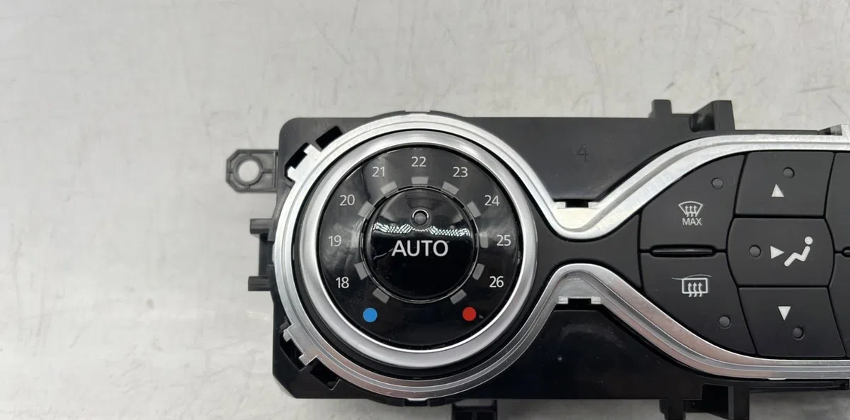 Commande de chauffage RENAULT CLIO 4 PHASE 1 BREAK occasion — photo 3