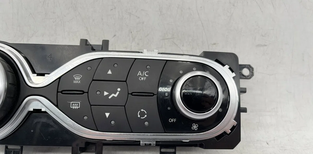 Commande de chauffage RENAULT CLIO 4 PHASE 1 BREAK occasion — photo 4