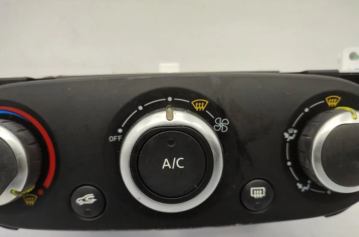 Commande de chauffage RENAULT CLIO 4 PHASE 1 BREAK occasion — photo 4
