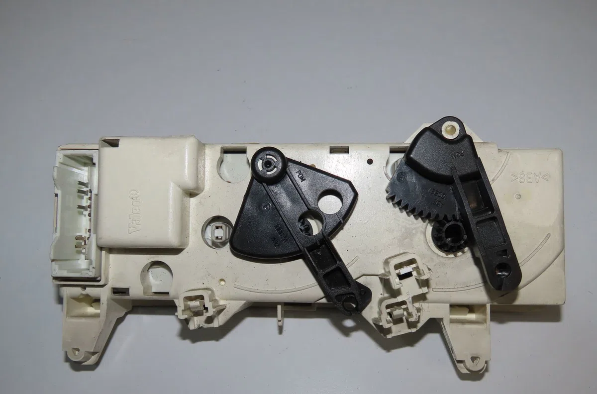 Commande de chauffage Renault MEGANE I Coupé (DA0-1_) 1.6 16v (da0b, da04, da11) (1999-2003) 2 portes occasion