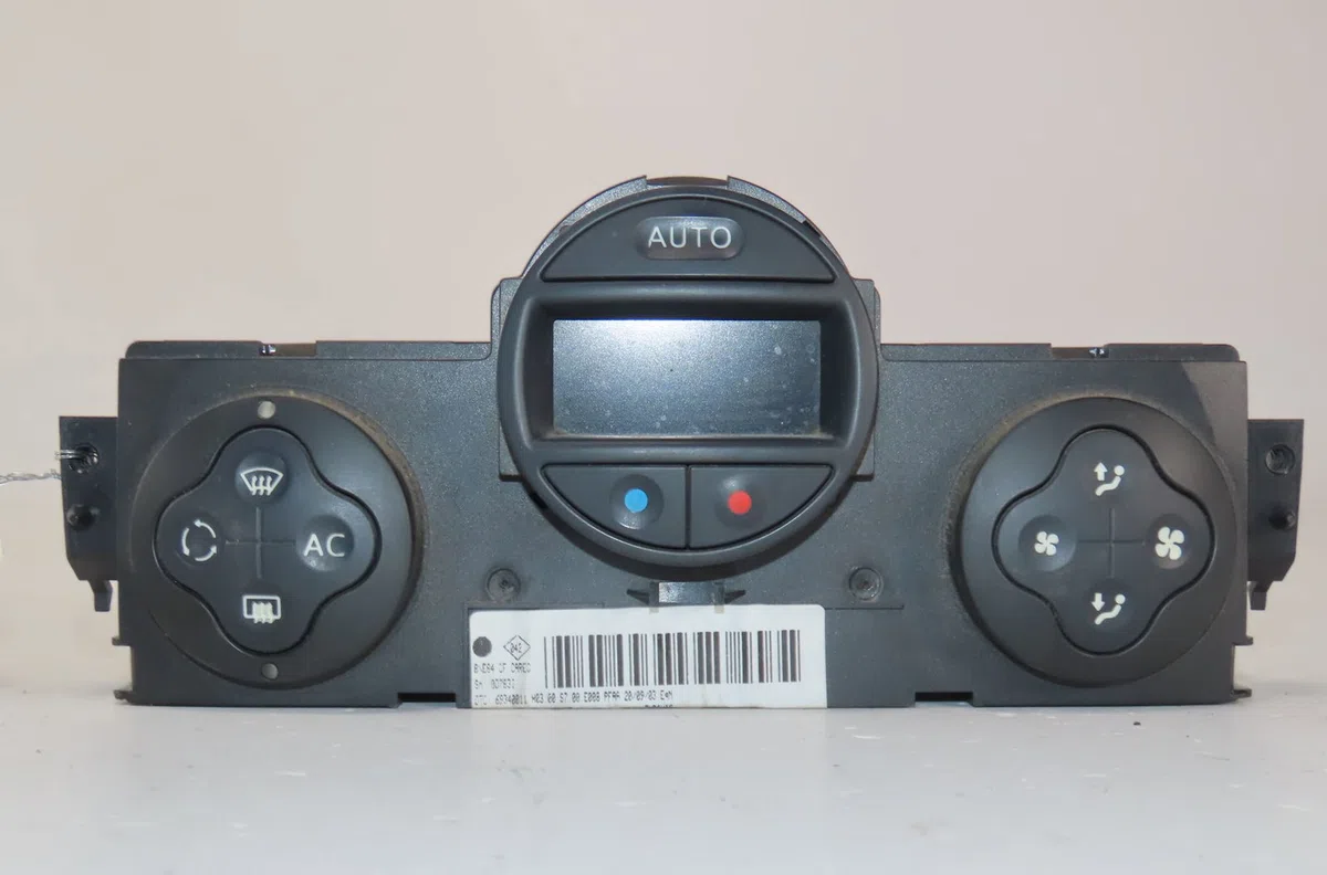 Commande de chauffage Renault MEGANE II A trois volumes (LM0-1_) 1.6 (2003) 4 portes occasion — photo 2