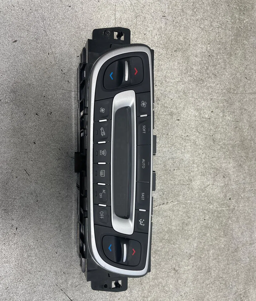Commande de chauffage Renault MEGANE III 3-5 portes (BZ0-1_, B3_) 1.5 dci (bz09, bz0d, bz1w, bz29, bz14) (2009) 5 portes