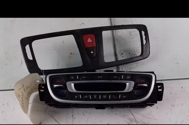 Commande de chauffage Renault MEGANE III 3-5 portes (BZ0-1_, B3_) 2.0 dci (bz0y) (2010) occasion — photo 4