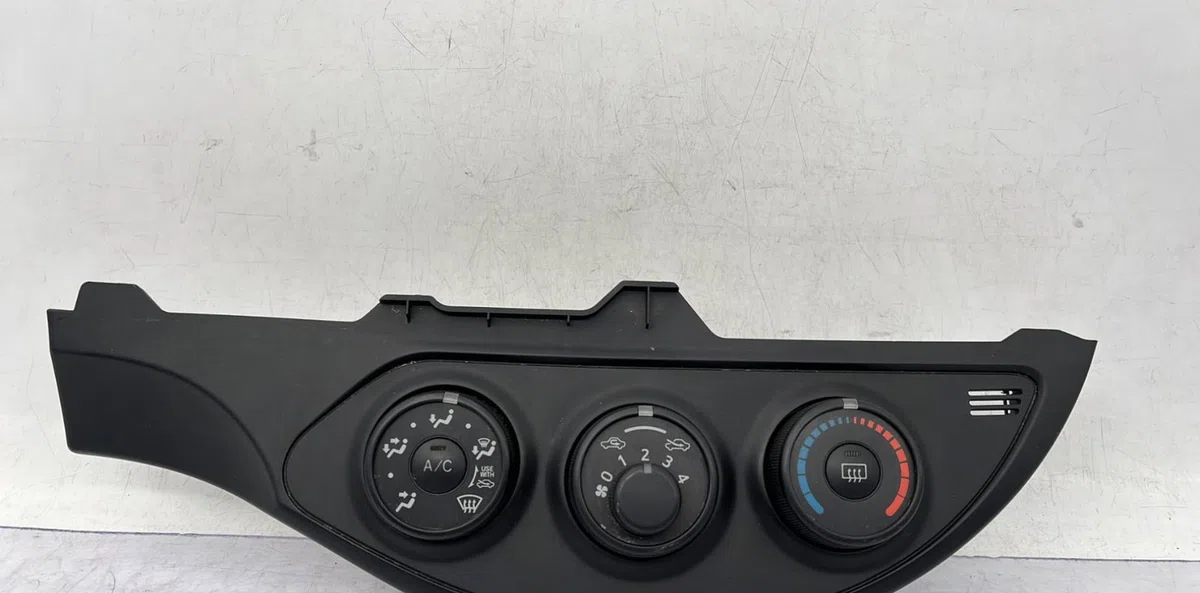 Commande de chauffage TOYOTA YARIS 3 PHASE 2 occasion — photo 2