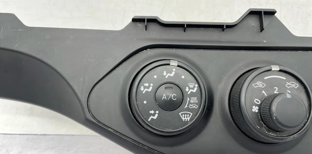 Commande de chauffage TOYOTA YARIS 3 PHASE 2 occasion — photo 3