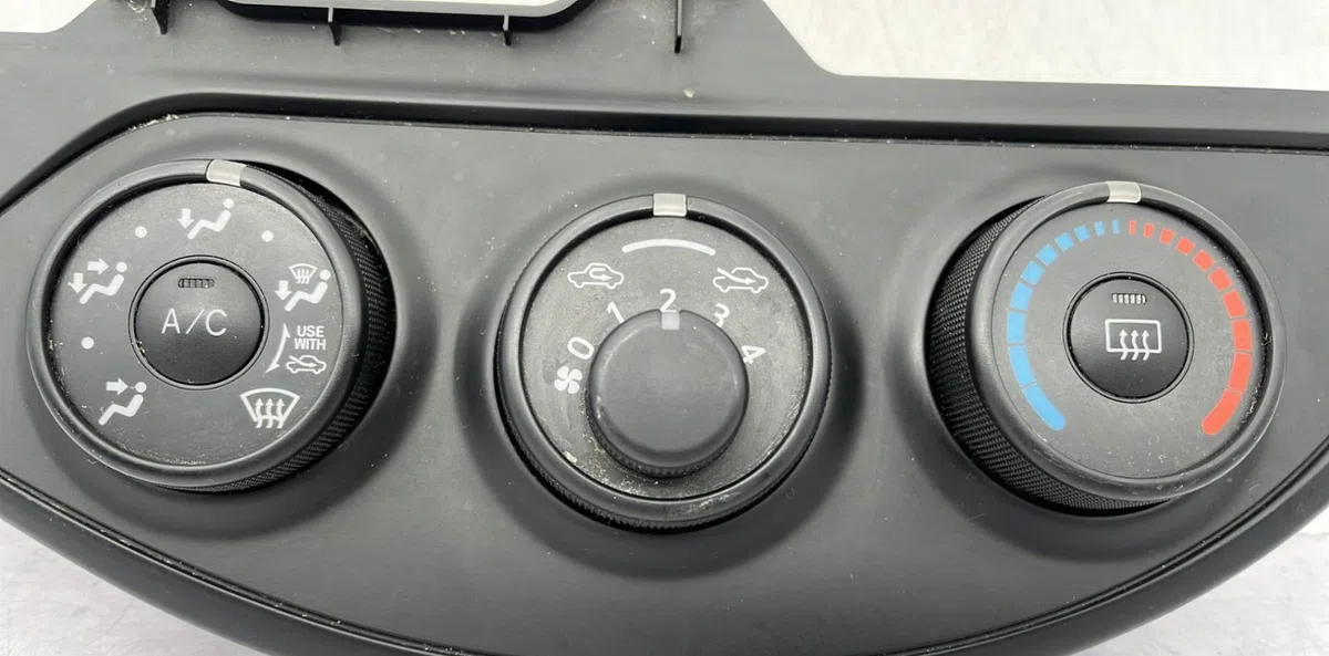 Commande de chauffage TOYOTA YARIS 3 PHASE 2 occasion — photo 4