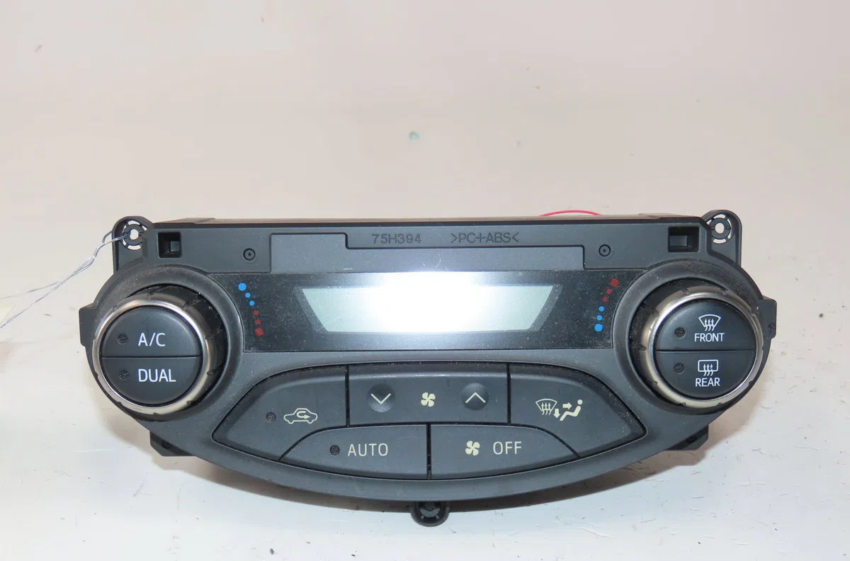 Commande de chauffage Toyota YARIS (_P13_) 1.5 hybrid (nhp130_) (2012) occasion — photo 4