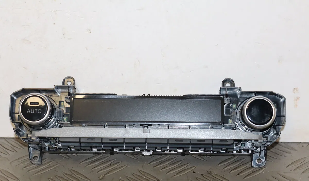 Commande de chauffage Toyota YARIS (_P21_, _PA1_, _PH1_) 1.5 hybrid (mxph10, mxph11) (2020) 5 portes occasion — photo 2