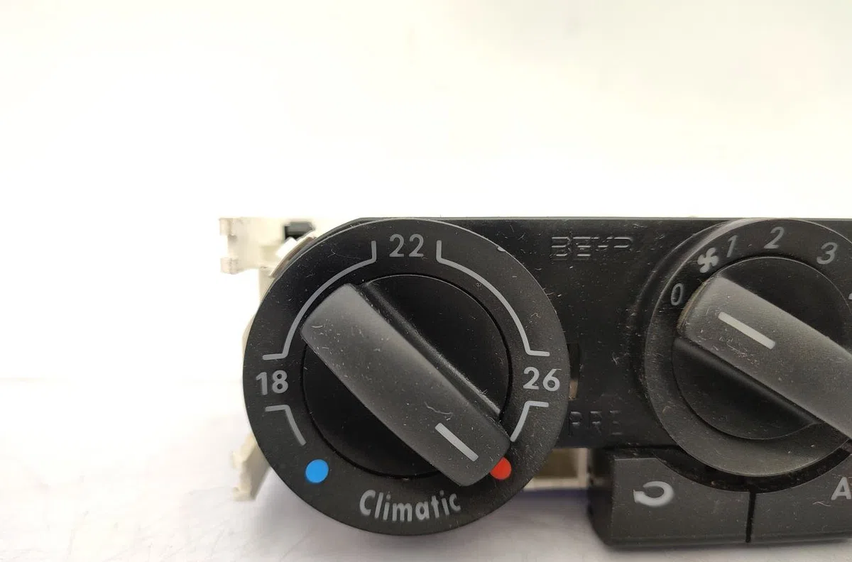 Commande de chauffage VOLKSWAGEN POLO 4 PHASE 2 occasion — photo 2