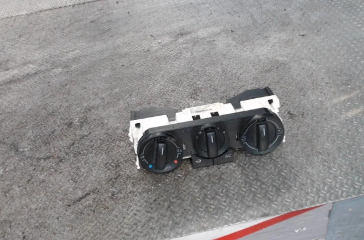 Commande de chauffage VOLKSWAGEN POLO 4  POLO 4 PHASE 2 occasion — photo 2