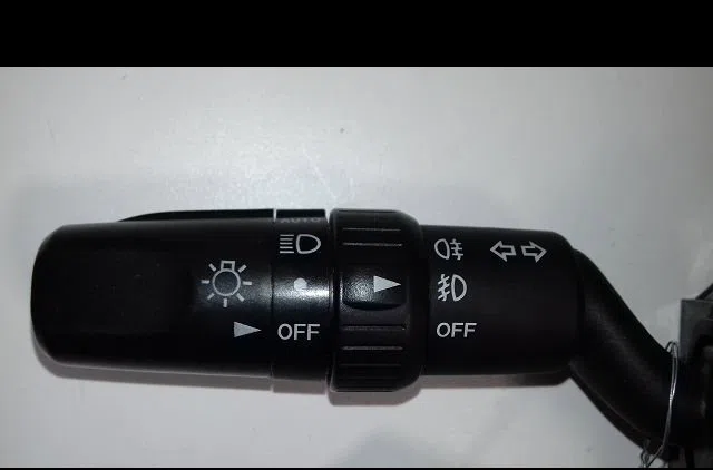 Commande eclairage Mazda 5 (CR19) 2.0 cd (cr19) (2005-2010) occasion — photo 2