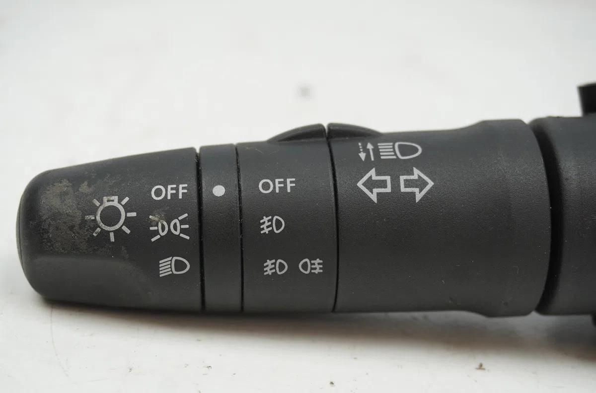 Commande eclairage Nissan ALMERA II Hatchback (N16) 1.8 (2000-2002) occasion — photo 2
