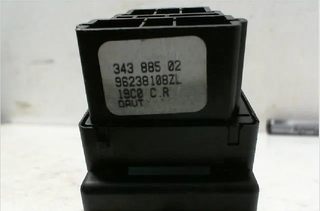 Commande eclairage PEUGEOT 106 Phase 2 04-1996--09-2003 1.1i occasion — photo 2