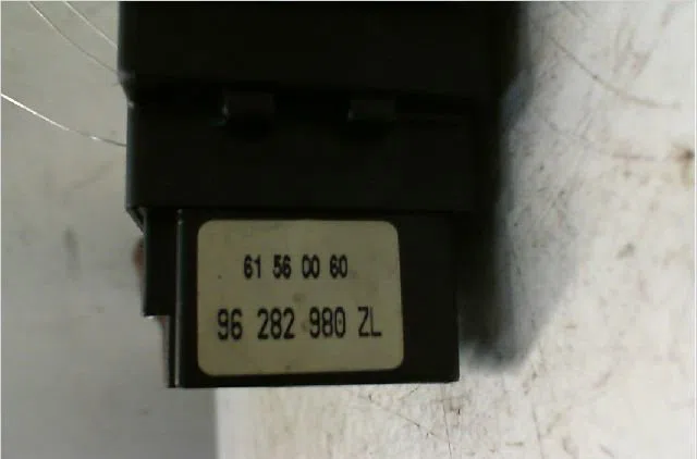 Commande eclairage PEUGEOT 106 Phase 2 04-1996--09-2003 1.4i occasion — photo 2