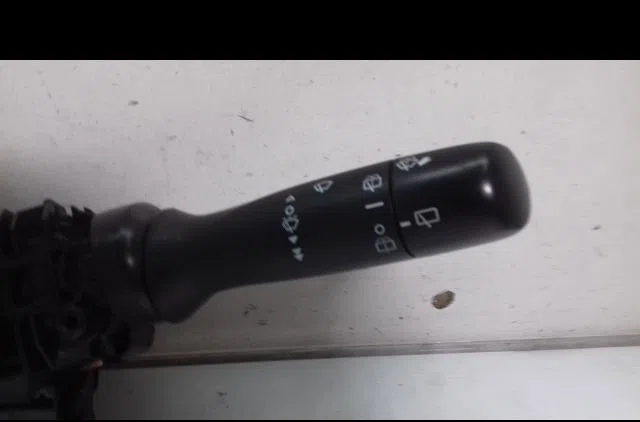 Commande eclairage Peugeot 108 1.2 (2014) occasion — photo 3