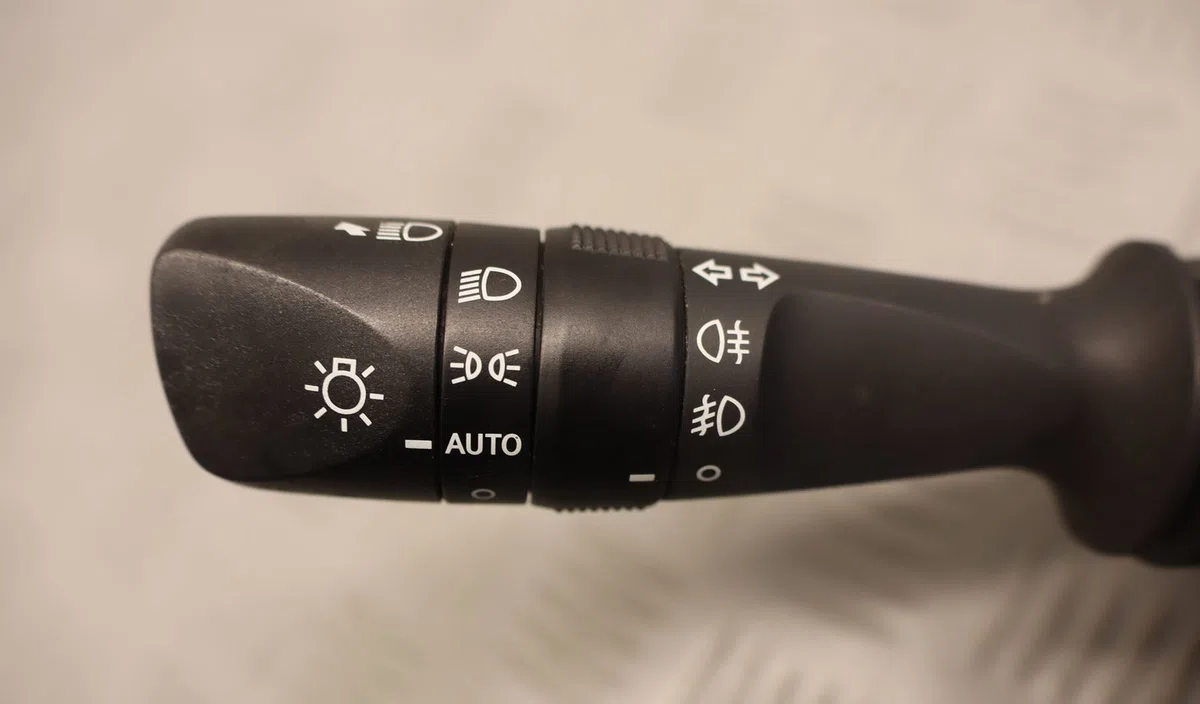 Commande eclairage Toyota AURIS (_E18_) 1.8 hybrid (zwe186_) (2012-2018) occasion — photo 2