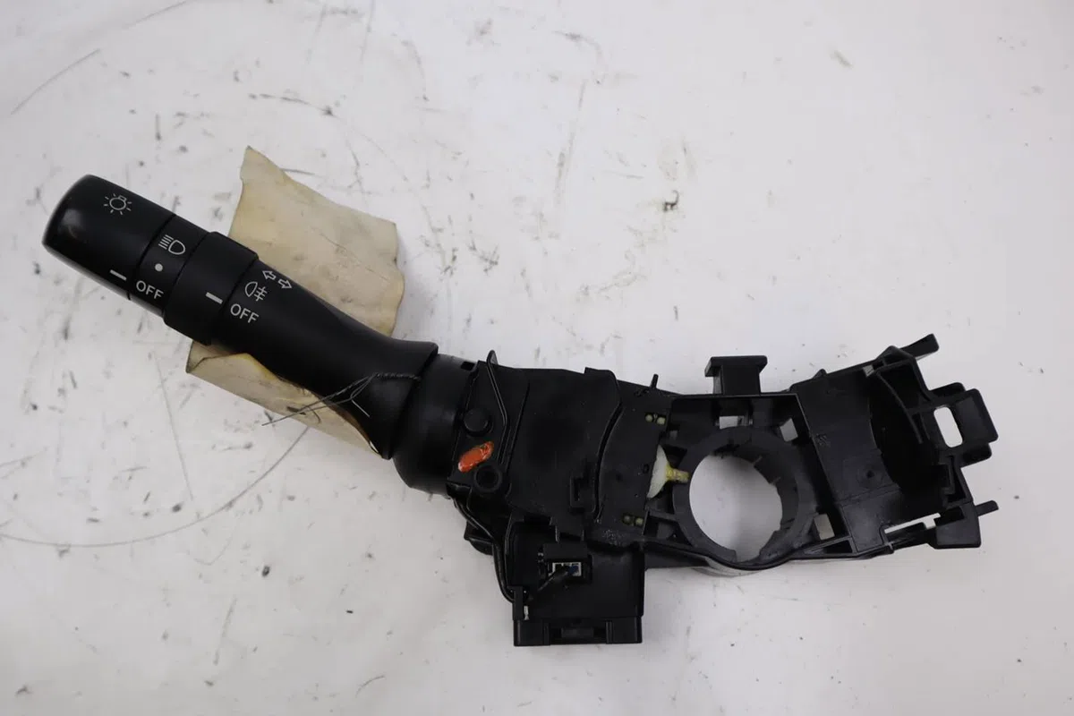 Commande eclairage TOYOTA YARIS II  1.4 D-4D occasion — photo 4