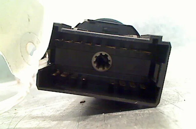 Commande eclairage VOLKSWAGEN GOLF IV Phase 1 01-1998--05-2004 occasion — photo 2