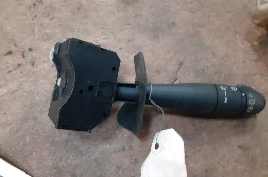 Commande essuie glace RENAULT CLIO 2 PHASE 2 occasion — photo 2