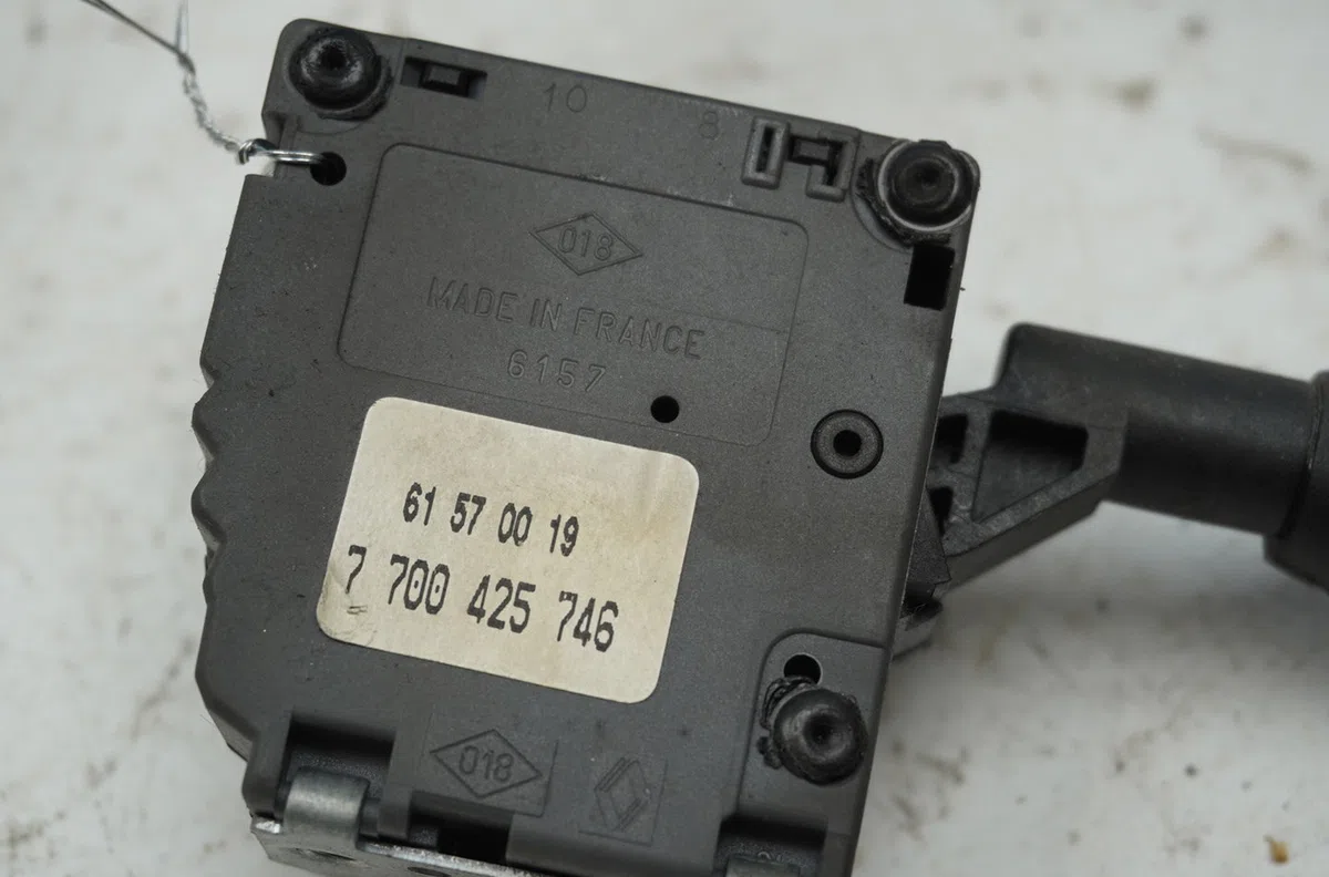 Commande essuie glace Renault CLIO I (B-C57_, 5-357_) 1.2 (5-357y, 5-357k) (1996-1998) occasion — photo 2