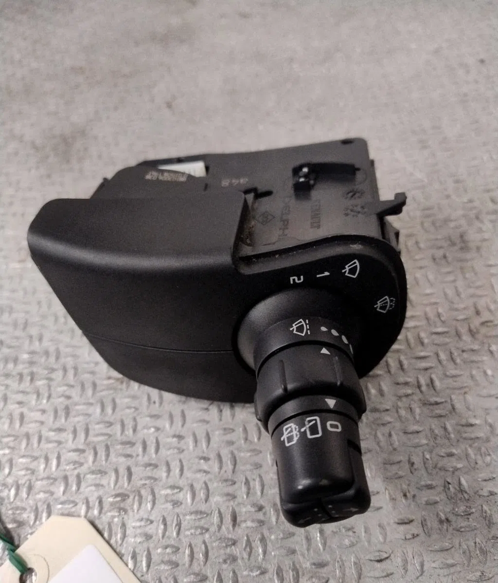 Commande essuie glace Renault CLIO III (BR0-1, CR0-1) 1.2 16v (br02, br0j, br11, cr02, cr0j, cr11) (2005-2014) 5 portes occasion — photo 2