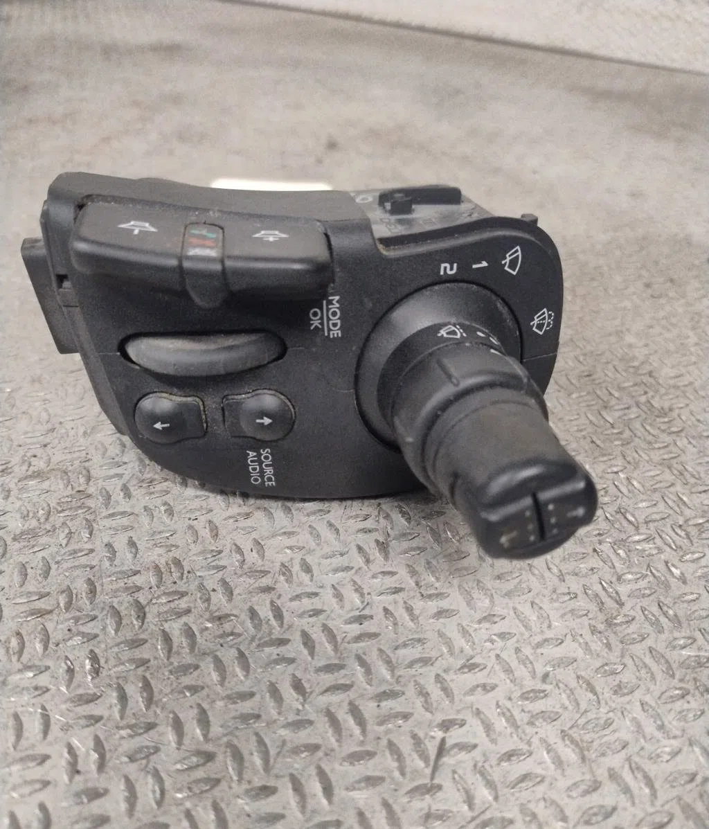 Commande essuie glace Renault KANGOO Express (FW0-1_) 1.5 dci 90 (fw0g, fw05, fw08, fw11) (2009) 4 portes occasion — photo 2