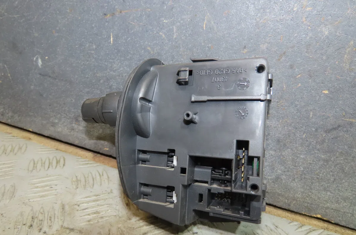 Commande essuie glace Renault KANGOO Express (FW0-1_) 1.5 dci 90 (fw0g, fw05, fw08, fw11) (2009) 4 portes occasion — photo 2