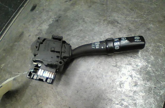 Commande essuie glace Toyota COROLLA Verso (ZER_, ZZE12_, R1_) 2.2 d-4d (aur10_) (2005-2009) 5 portes occasion