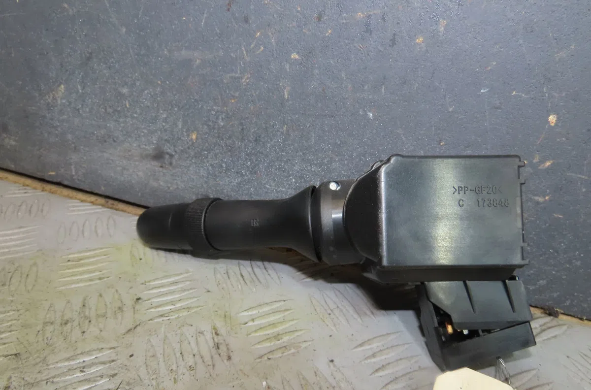 Commande essuie glace Toyota PRIUS PLUS (_W4_) 1.8 hybrid (zvw40w, zvw41w) (2011) occasion — photo 2