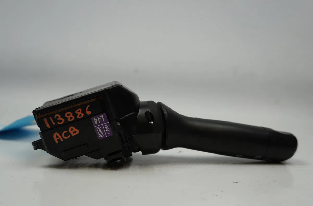 Commande essuie glace Toyota YARIS (_P13_) 1.3 (nsp130_) (2011) occasion
