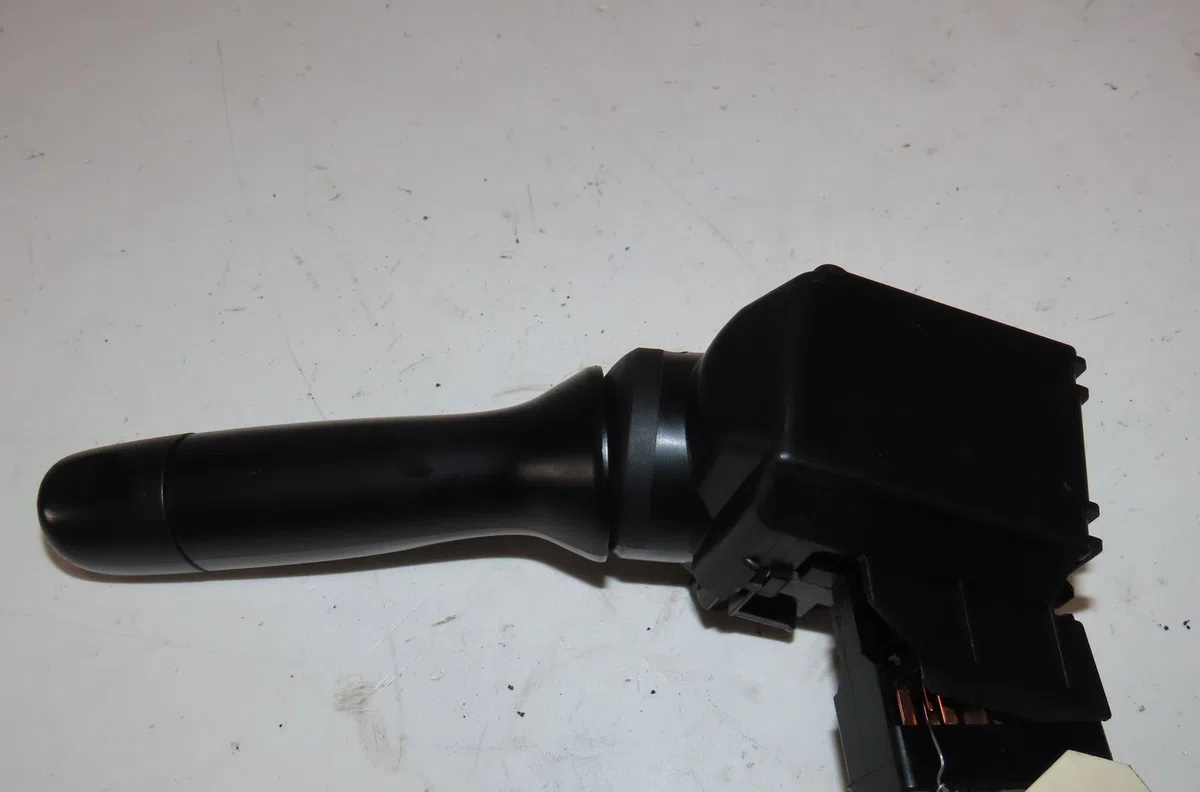 Commande essuie glace Toyota YARIS (_P9_) 1.3 vvt-i (scp90_) (2005-2010) occasion