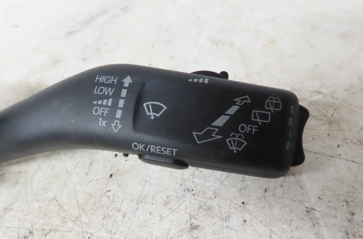 Commande essuie glace VOLKSWAGEN GOLF VI occasion — photo 2