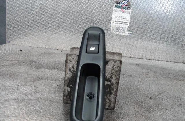 Commande leve-glace porte arrière droite Citroen C3 III (SX) 1.5 bluehdi 100 (sxyhyp, sxyhtu) (2018) occasion