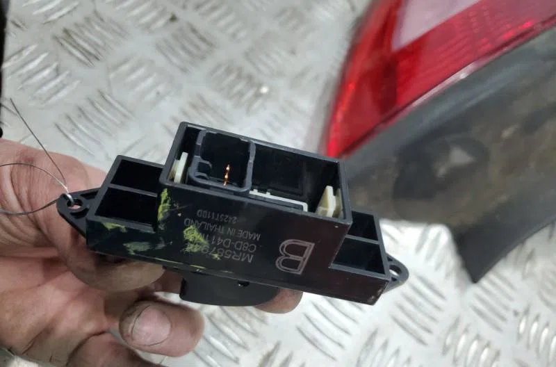Commande leve-glace porte arrière droite CITROEN C4 AIRCROSS occasion — photo 4