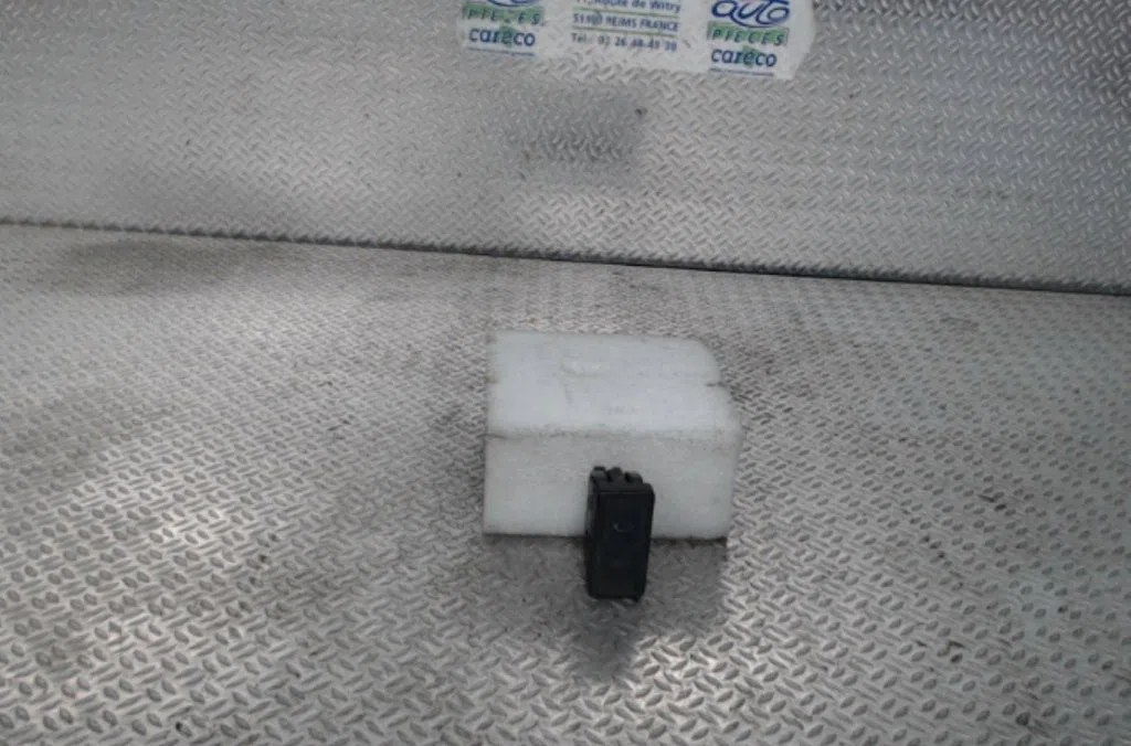 Commande leve-glace porte arrière droite CITROEN ZX PHASE 2 occasion — photo 2