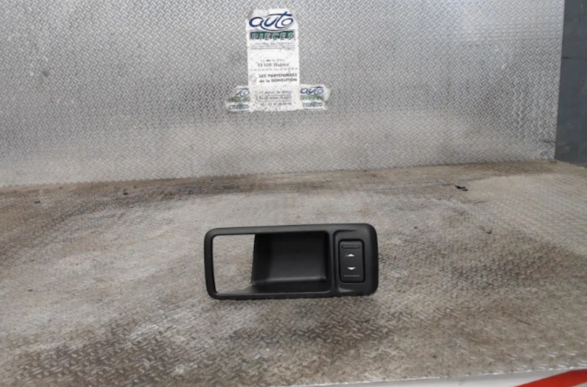 Commande leve-glace porte arrière droite FORD KUGA 1  0 occasion — photo 2